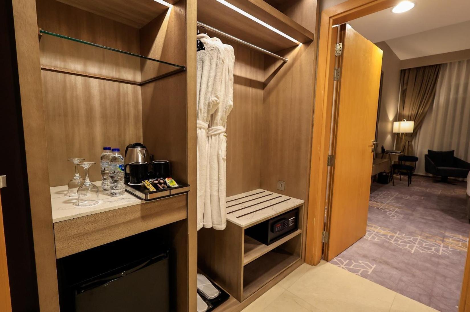 Best Western Premier M Four Hotel Dubai Exterior photo