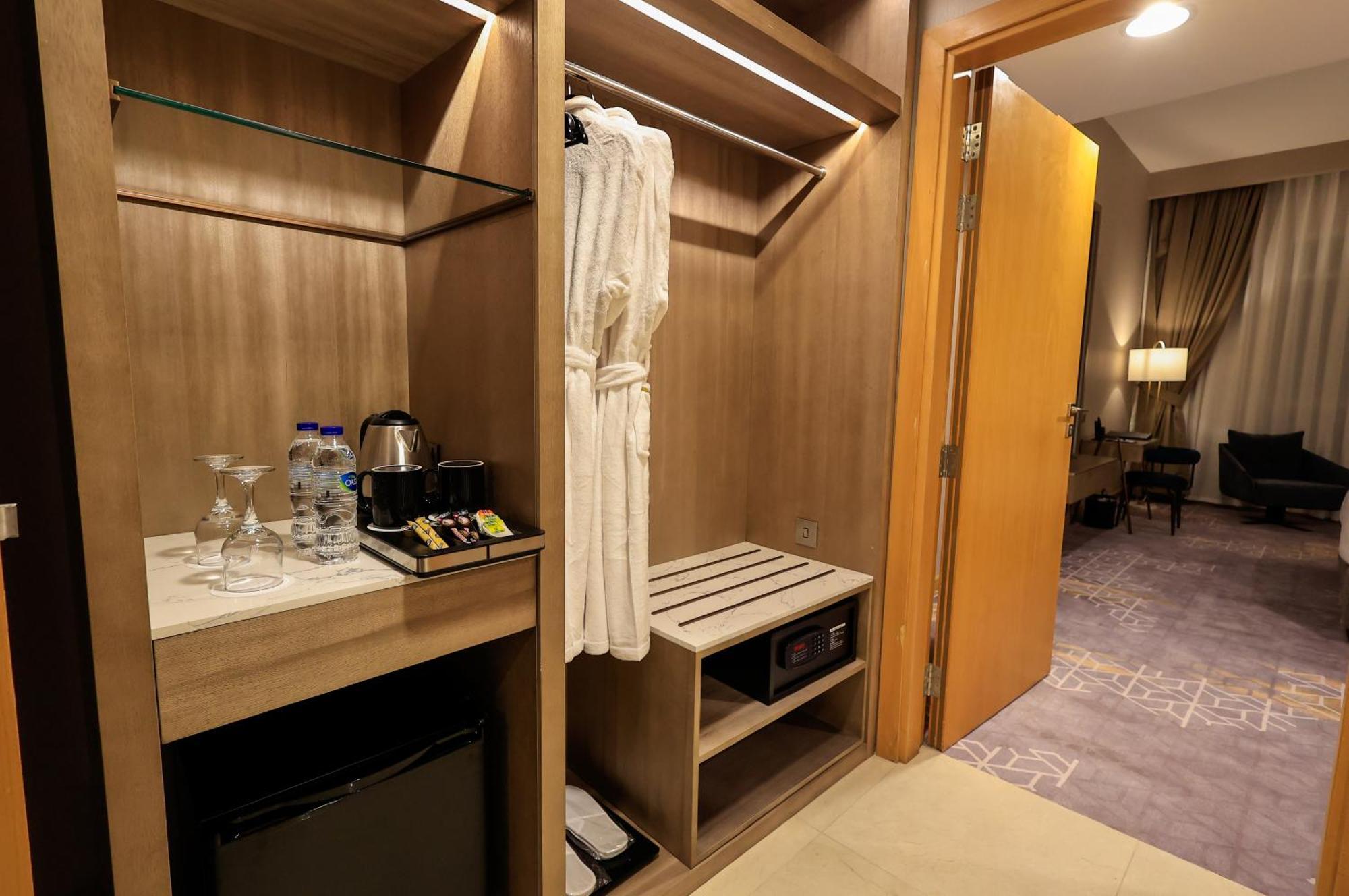 Best Western Premier M Four Hotel Dubai Exterior photo